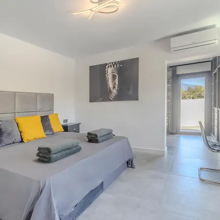 Luxury Amazing Location Villa