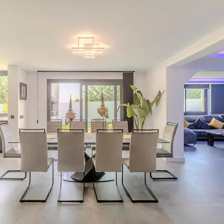 Luxury Amazing Location Villa *